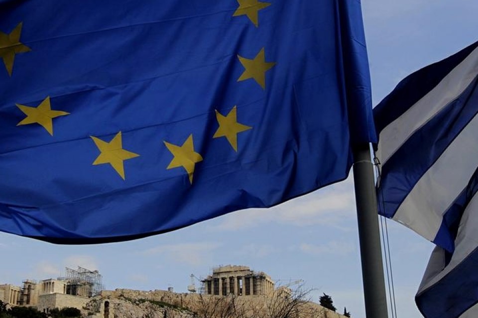 Una bandera europea ondea frente al Partenón de Atenas. Foto: Efe.
