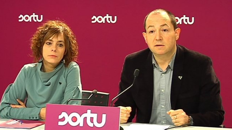 Los representantes de Sortu, Amaia Izko y Pernando Barrena.