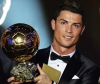 Cristiano Ronaldo acaricia un nuevo balón de oro