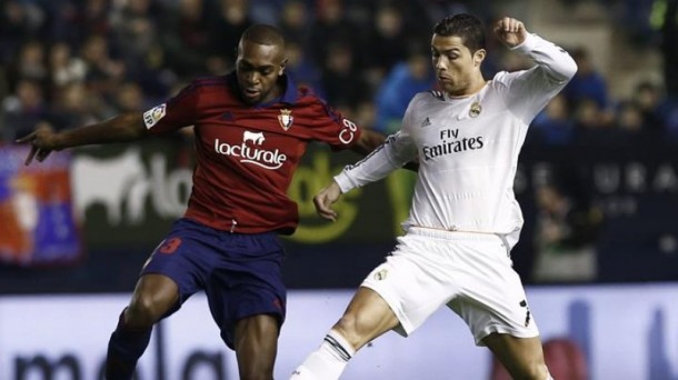 Raoul Loé pelea con Cristiano Ronaldo en el partido jugado en El Sadar. Efe.