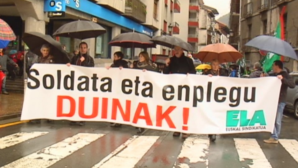 Soldata eta enplegu duinak aldarrikatzeko manifestazioa egin dute Azpetiain. Argazkia: EiTB