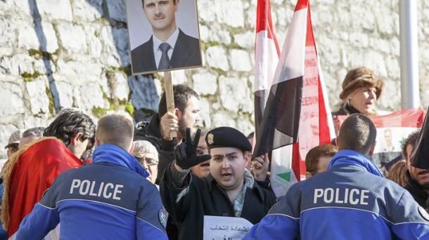 Partidarios de Al Asad se manifiestan en Ginebra. Efe.