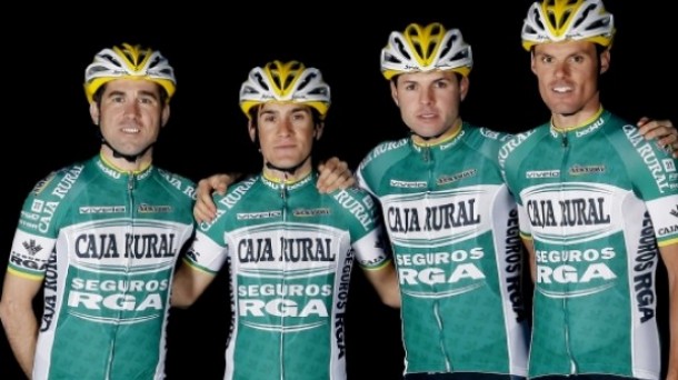 Los ciclistas del Caja Rural posan con la nueva equipación. Foto: EFE.