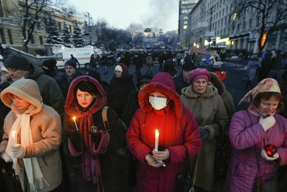 Zeremonia liskarretan hildako manifestarien oroimenez Kieven. Argazkia: EFE