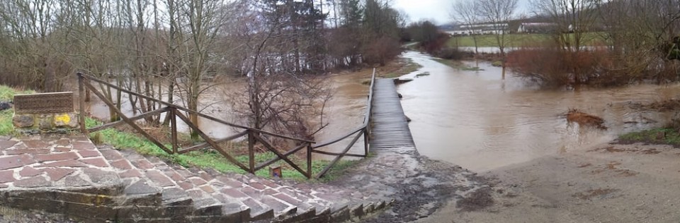 Imagen de Maider Otegi, que recoge la inundación del sábado en Burguete.