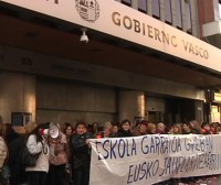 Huelga indefinida en el transporte escolar vasco desde este lunes