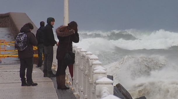 Olas en el Paseo Nuevo de Donostia-San Sebastián. Foto: EiTB