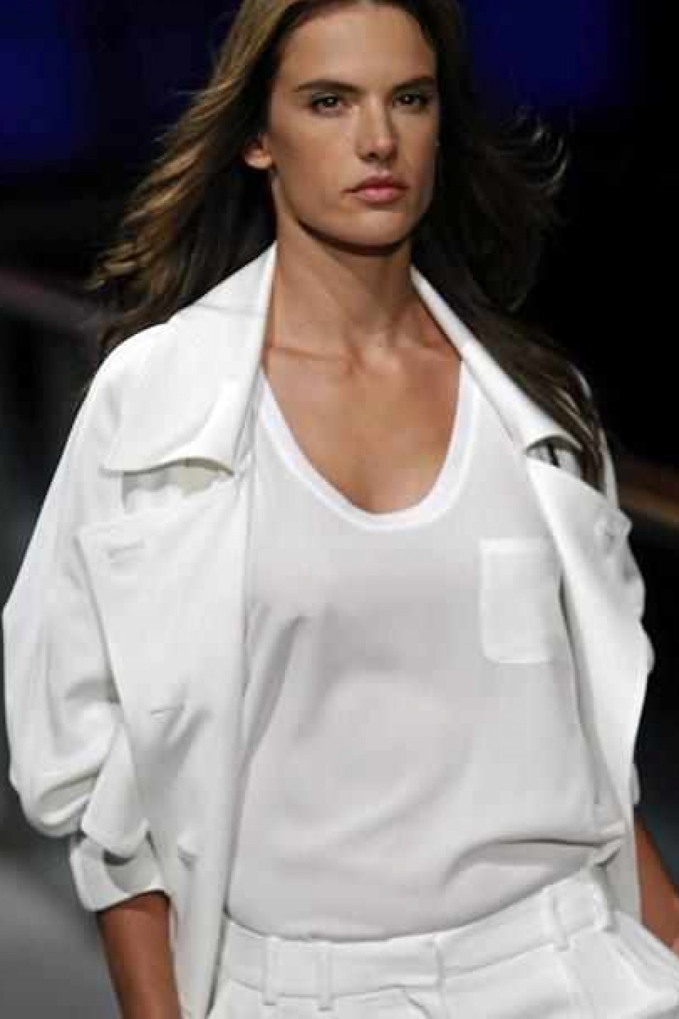 080 Barcelona 2014: Alessandra Ambrosio en el desfile de Mango. Foto: EFE