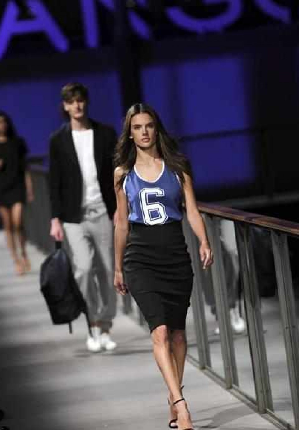 080 Barcelona 2014: Alessandra Ambrosio en el desfile de Mango. Foto: EFE