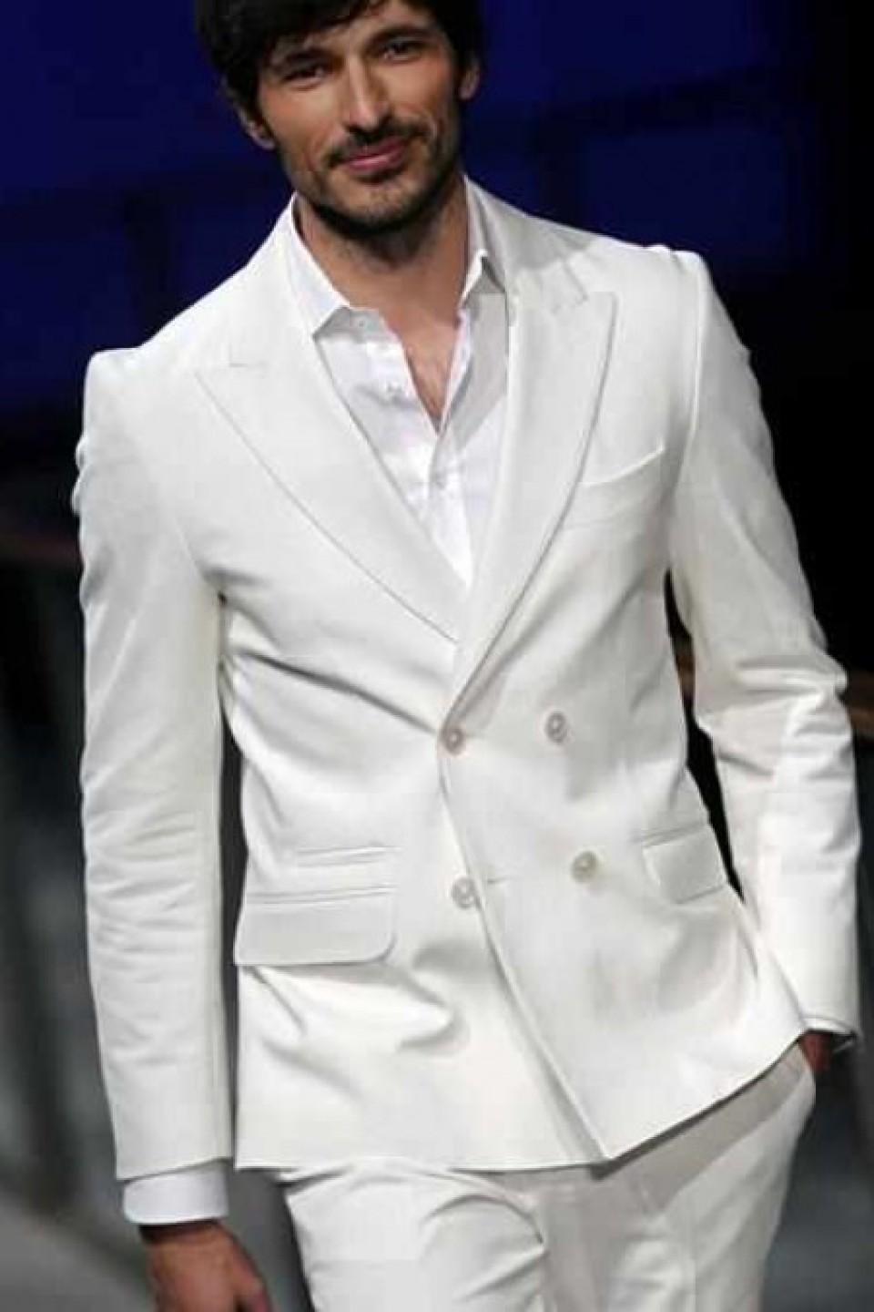 080 Barcelona 2014: Andres Velencoso en el desfile de Mango. Foto: EFE