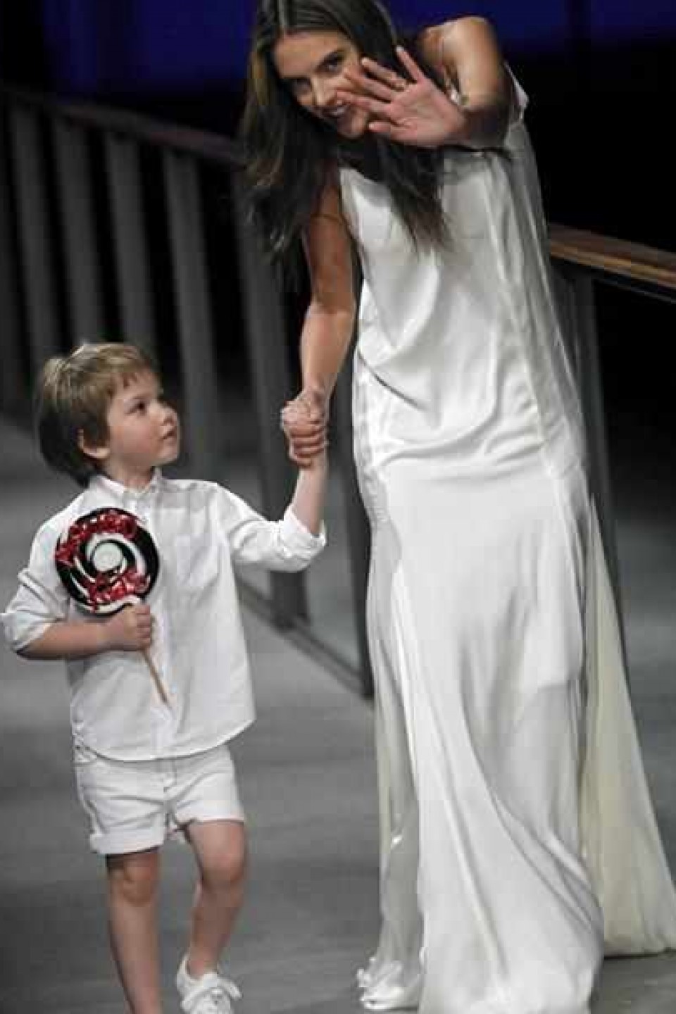080 Barcelona 2014: Alessandra Ambrosio en el desfile de Mango. Foto: EFE