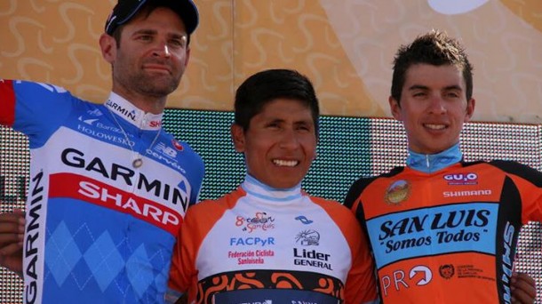 Nairo Quintana en los más alto del podio. Foto: EFE