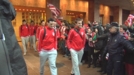 Los aficionados arropan al Athletic a la salida del hotel