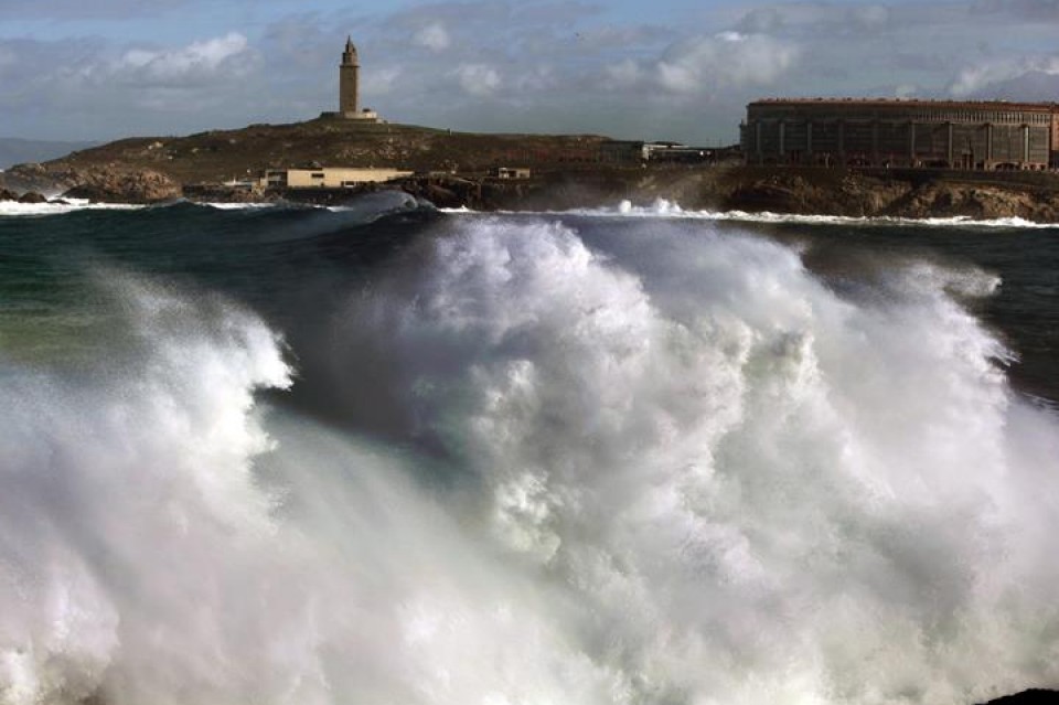 El temporal provoca grandes olas en A Coruña. Foto: EFE