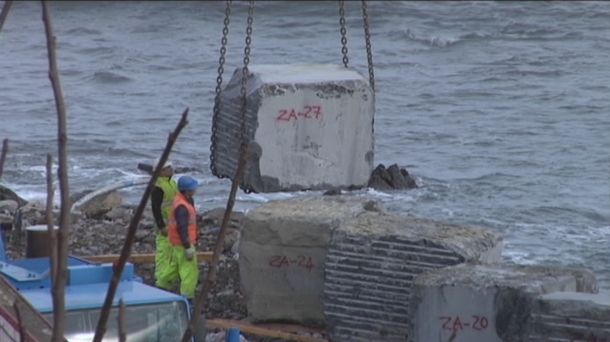 Bermeo ha colocado 105 bloques de hormigón como el de la imagen. Foto: EiTB