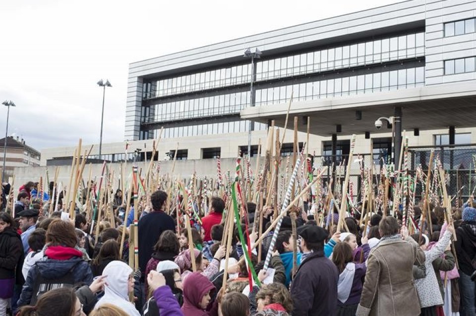 Protesta de 'Gure Hezkuntza' frente al Gobierno Vasco. Foto: EFE