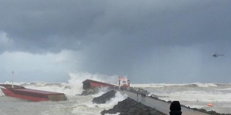 El 'Luno', partido en dos frente a la costa de Angelu. Foto: @Infoemergencias