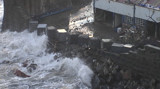 Bloques de hormigón en el muelle de Bermeo. EiTB