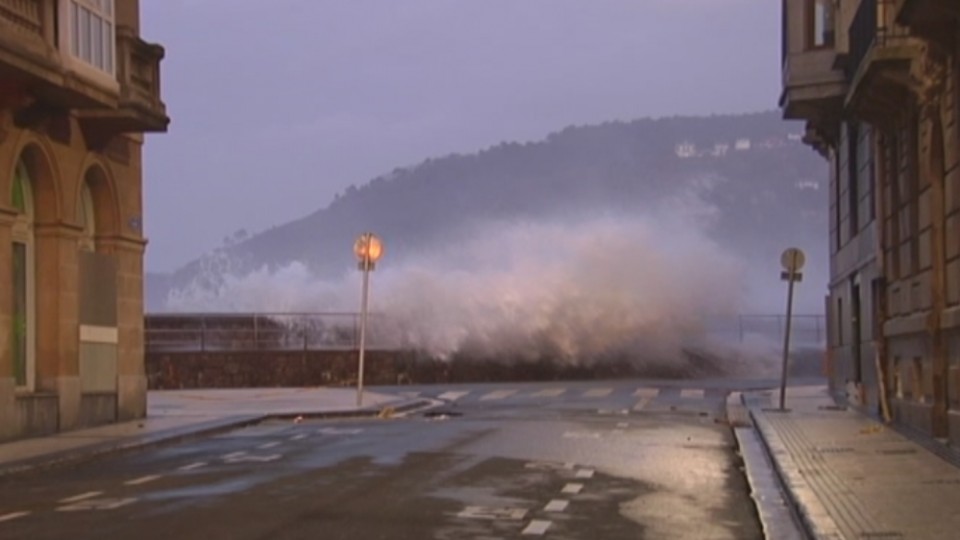 Las olas golpean con fuerza en Donostia-San Sebastián. Foto: EiTB