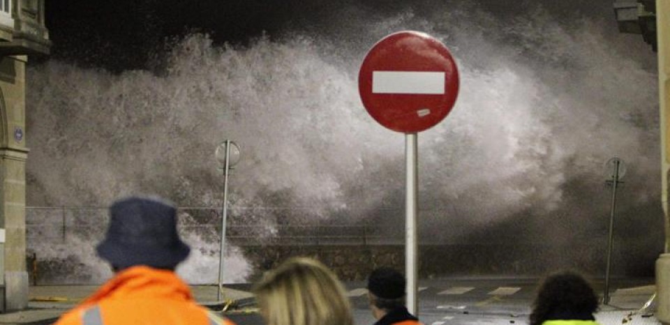 Esta semana las olas han impactado con dureza sobre la costa vasca. Foto: EFE