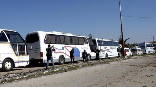 Autobus talde bat, zibilak Siriatik ateratzen. Irudia: EFE