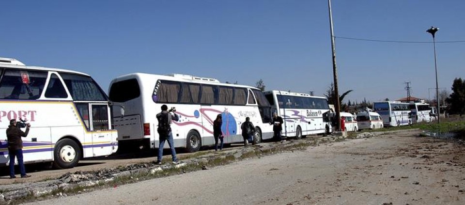 Autobus talde bat, zibilak Siriatik ateratzen. Irudia: EFE