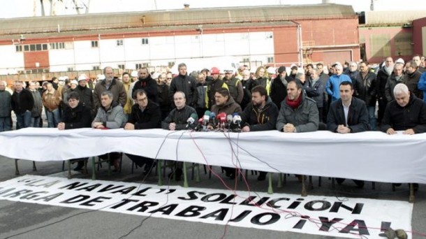 Concentración de los trabajadores de hace unos días frente al Murueta. Foto: EFE