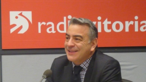 Javier de Andrés en los estudios de Radio Vitoria. EITB.