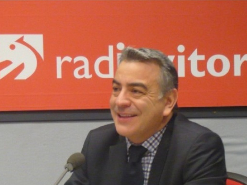 Javier de Andrés en los estudios de Radio Vitoria. EITB.