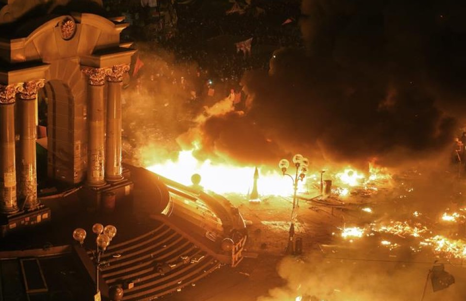 Batalla campal en Kiev: La policía toma la plaza del Maidán
