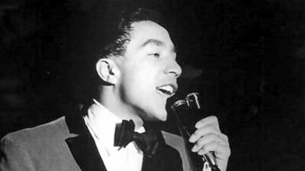 El cantante y compositor Smokey Robinson cumple 74 años