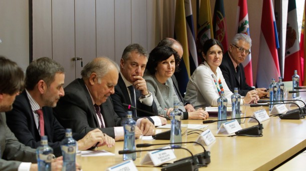 El lehendakari con una veintena de embajadores de América Latina en Madrid. Foto: Irekia