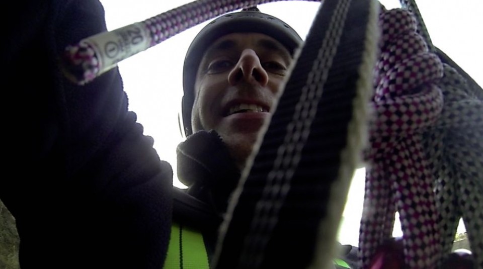 Asier Hormaza kamerari barre egiten.