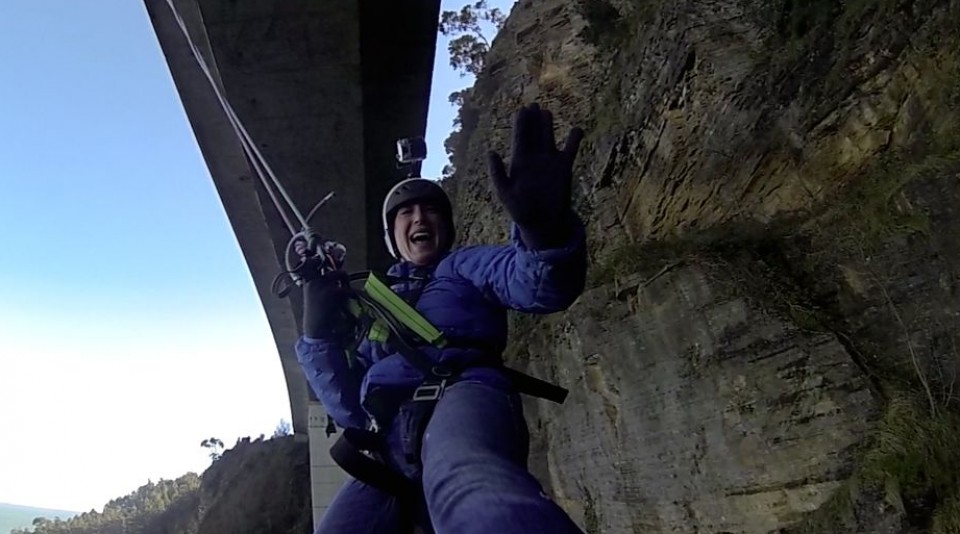 Sara Gandara kamera agurtzen Atxaspiko zubitik jauzi egin ostean.