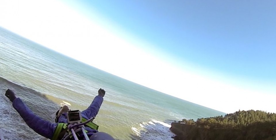 Sara Gandararen jauzia, itsaso alboan.