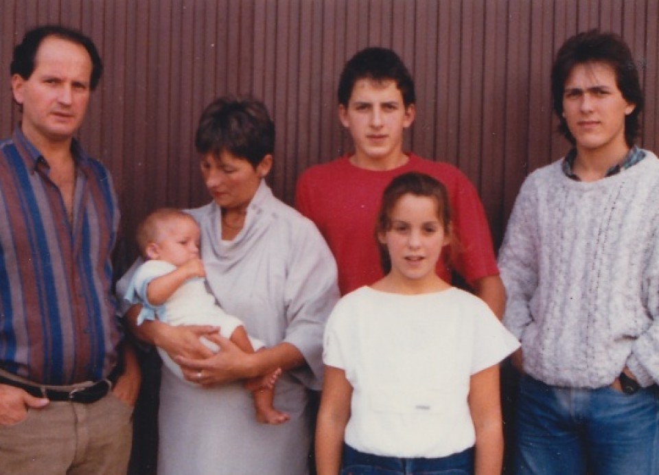 Atutxa Zalduegi familia 1985. Juan Mari eta Begoña, Asier, Iskander, Ainara eta Jon seme-alabekin