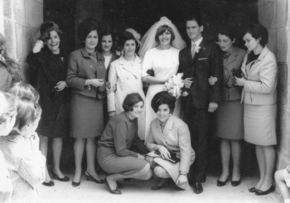 Begoña Zalduegi eta Juan Mari Atutxa.  Ezkontza-eguna, Lemoako Andra Maria parrokian (1967)