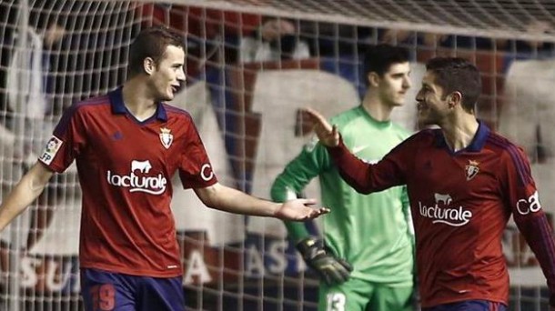 Oriol Riera y Cejudo celebran uno de los goles de Osasuna. Efe.
