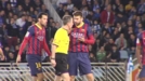 Los jugadores del Barcelona acorralan e insultan al árbitro 