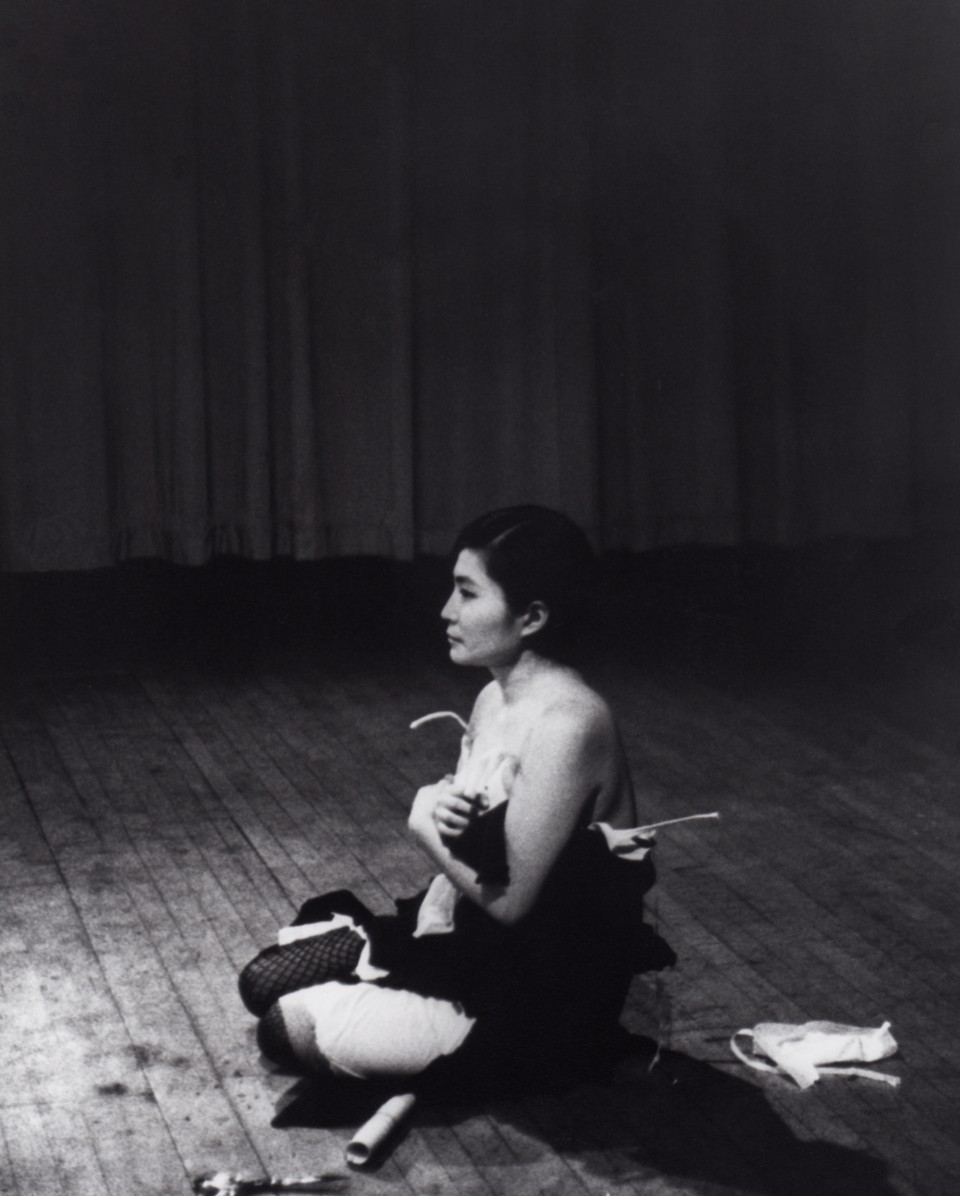 Yoko ono interpreta 'Pieza corte', 1965. Foto: Minoru Niizuma.