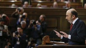 Rubalcaba lanza duras críticas a Rajoy durante el debate de la nación