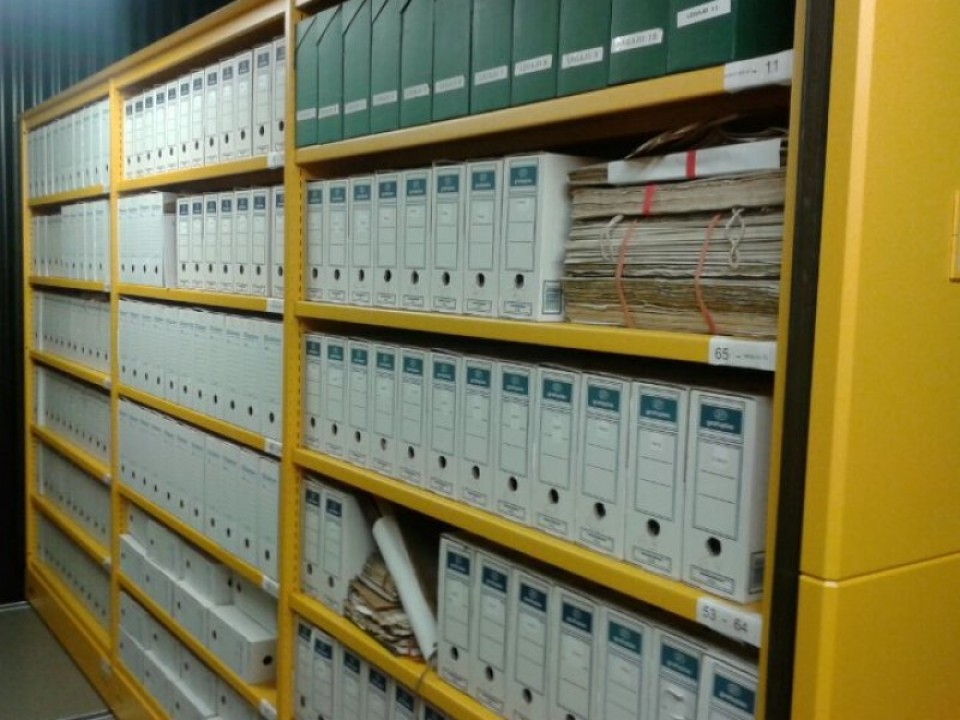 Decenas de archivadores en estantería