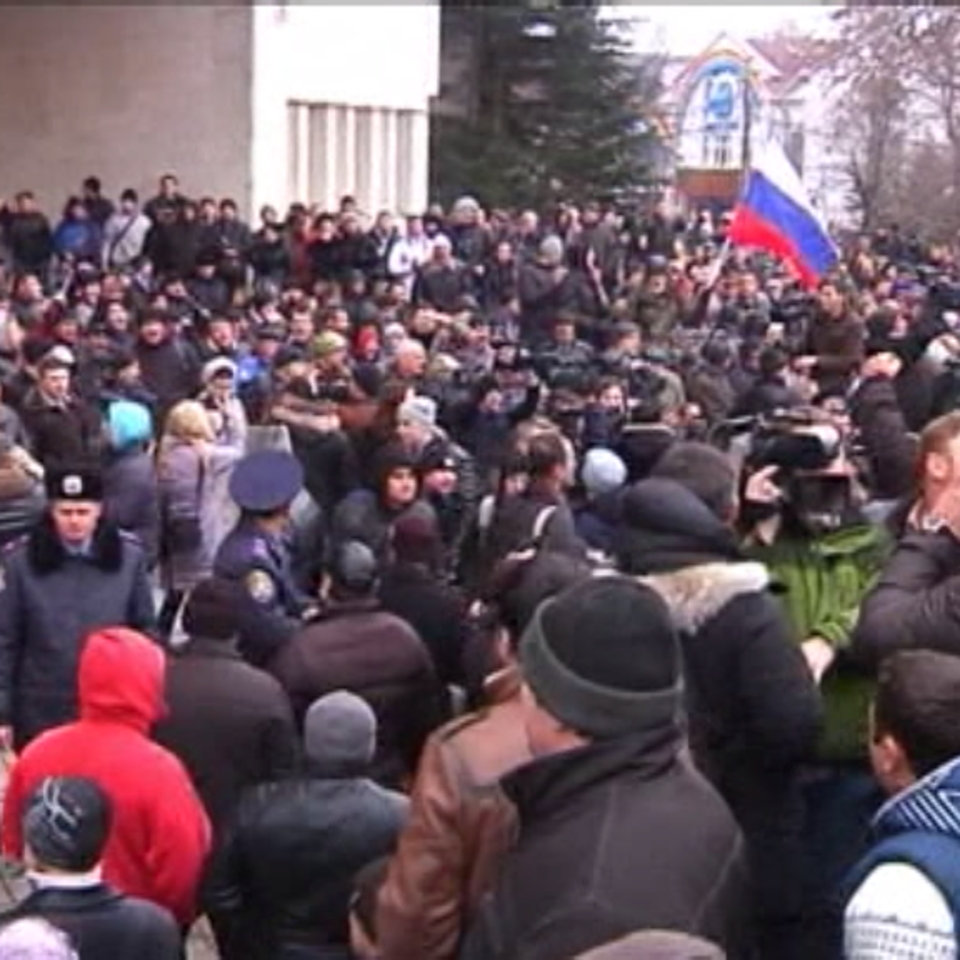 Activistas nacionalistas y prorrusos se enfrentan en Crimea.