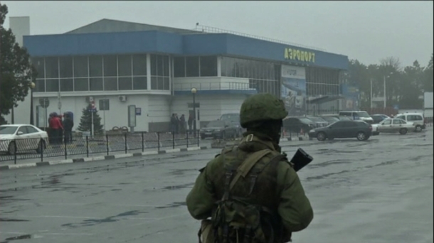 Soldados rusos en el aeropuerto de Crimea (Ucrania). EFE