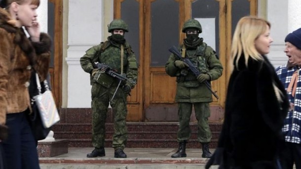 Soldados sin identificativos, en las inmediaciones del aeropuerto de Crimea. Foto:: EFE