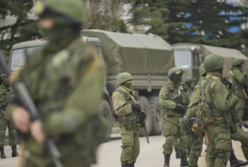 Soldados sin identificativos, en las inmediaciones del aeropuerto de Crimea. Foto:: EFE