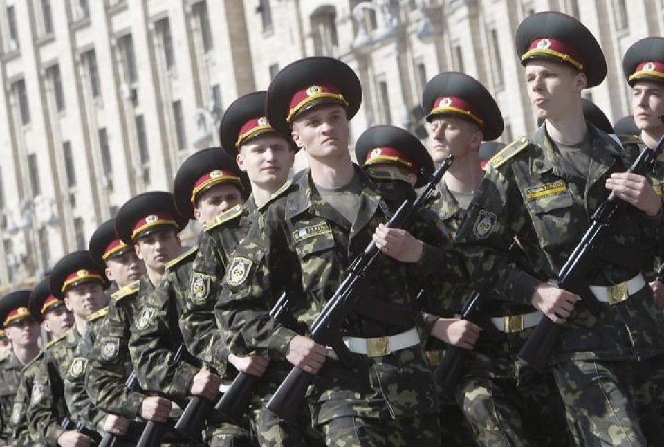 Ukrainako soldaduak, orain dela gutxi egindako desfile batean. Irudia: EFE