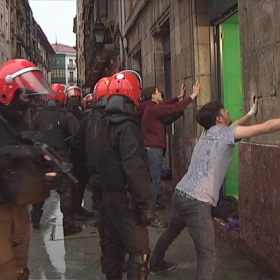 Contenedores volcados en el centro de Bilbao. Foto: eitb.com