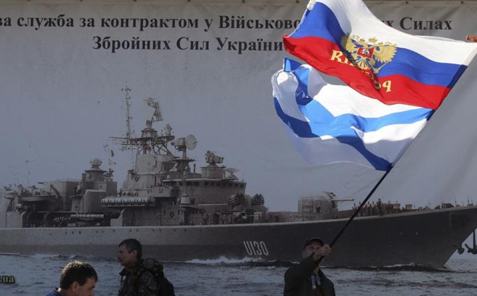 Tropas rusas abren fuego en una base naval en Crimea