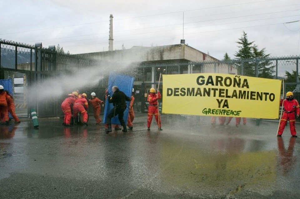 Greenpeaceko ekintzaileek Garoñaren aurrean egin duten protesta. Argazkia: EFE